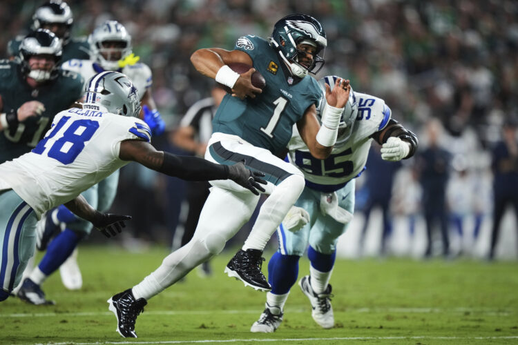 Defending champion Eagles edge Cowboys 24